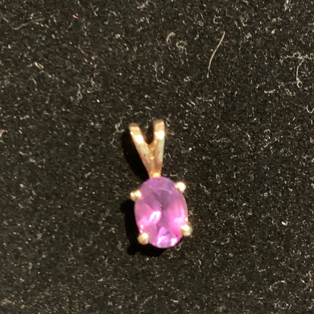 Sapphire in light purple in 14k gold pendant